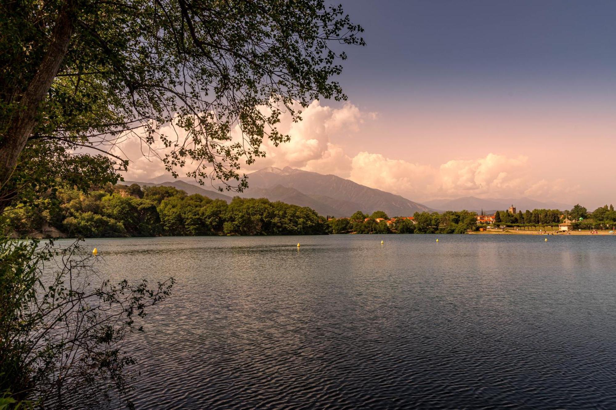 Camping Les Rives Du Lac De Vinca Exterior photo